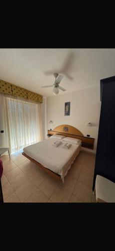 a bedroom with a bed and a ceiling fan at Casa Vacanze Oasi Felicita in Nova Siri Marina