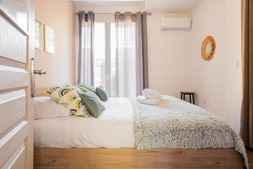 a bedroom with a bed with a window at Appart Cosy I Centre-ville in Istres