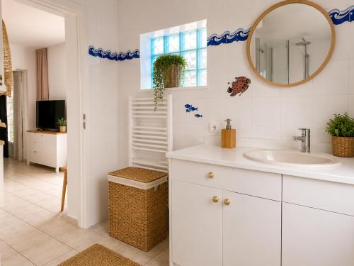 a white bathroom with a sink and a mirror at La Tropicale - Terrasse Privée Entre Lac & Océan- C' LA VIEconciergerie in Soustons