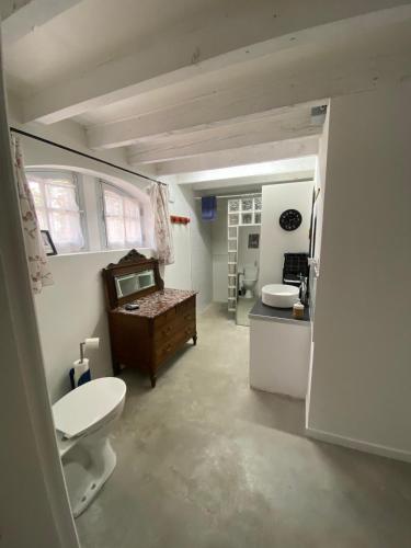 a bathroom with a toilet and a sink in a room at le relais Perrusson, Bed and breakfast et camping à la tuilerie in Écuisses