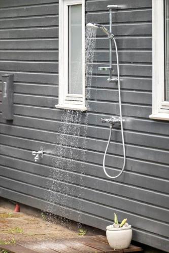 a shower spraying water on the side of a house at OH593-Hadsund-Halvrebene-124 in Hadsund