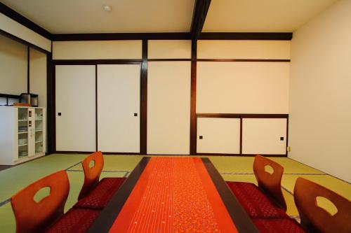 a conference room with red chairs and a table at Guesthouse Fujinokura Kawaguchiko Ekimaeten in Fujikawaguchiko