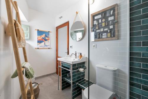 a bathroom with a sink and a mirror at Casa Terraza in La Herradura