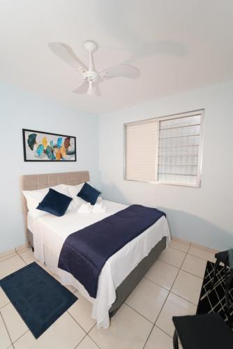 a bedroom with a bed and a ceiling fan at Eventos e Hospedagem São José in Sorocaba