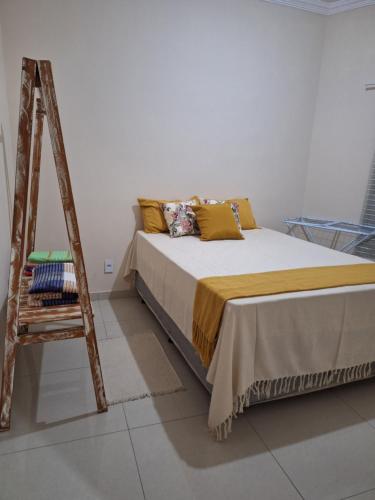a bed in a room with a ladder next to it at Apartamento Aconchegante 3 in Doutor Lund