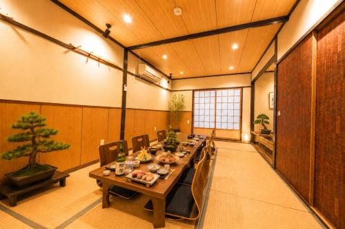 LEON RESORT HOTEL Max14 people 3min from Namba Station 7min Shinsaibashi 13 min Umeda Best location in Osaka Entire building for private use Tsurumibashi Hanazonocho USJ large family 最大14名 難波 心斎橋 鶴見橋 花園町 大阪観光