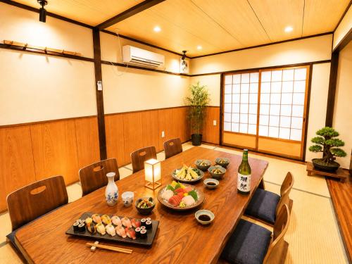 LEON RESORT HOTEL Max14 people 3min from Namba Station 7min Shinsaibashi 13 min Umeda Best location in Osaka Entire building for private use Tsurumibashi Hanazonocho USJ large family 最大14名 難波 心斎橋 鶴見橋 花園町 大阪観光
