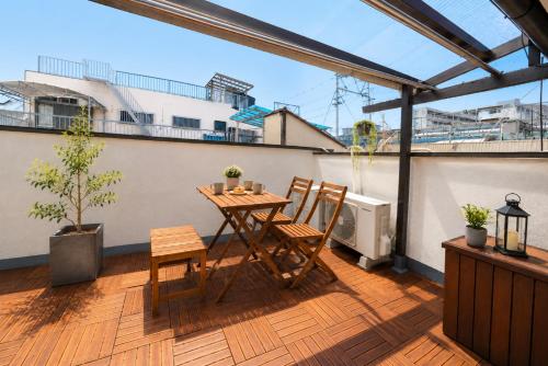 LEON RESORT HOTEL Max14 people 3min from Namba Station 7min Shinsaibashi 13 min Umeda Best location in Osaka Entire building for private use Tsurumibashi Hanazonocho USJ large family 最大14名 難波 心斎橋 鶴見橋 花園町 大阪観光