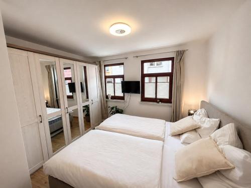 a bedroom with two beds and a window at Ferienwohnung am Bodden in Barth