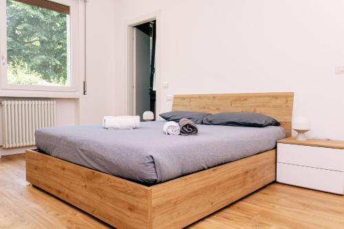 a bedroom with a large bed with a wooden headboard at Villa SOL Lago di Endine in Ranzanico