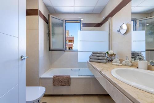 Mar de Calma location Family beach pool and parking