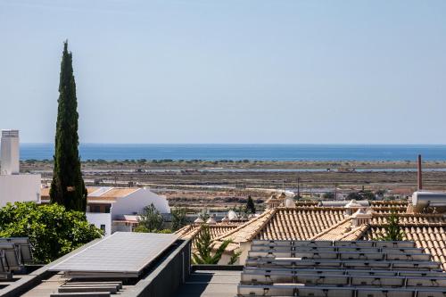 Villa Pegada with Sea View, Pool & Gym