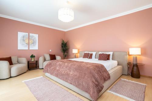 Villa Pegada with Sea View, Pool & Gym