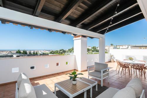 Villa Pegada with Sea View, Pool & Gym