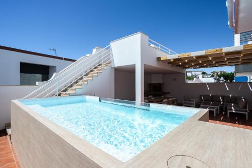 Villa Pegada with Sea View, Pool & Gym