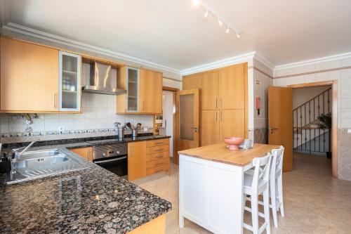 Villa Pegada with Sea View, Pool & Gym