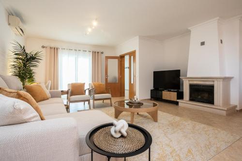 Villa Pegada with Sea View, Pool & Gym