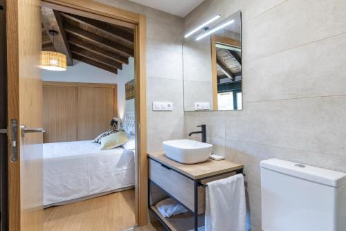 a bathroom with a sink and a bed at Casa do Capitan cdc in Leiro