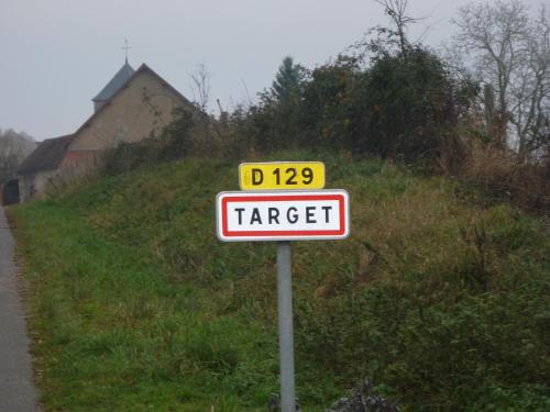 a street sign on the side of a road at Chante-Cristal in Target