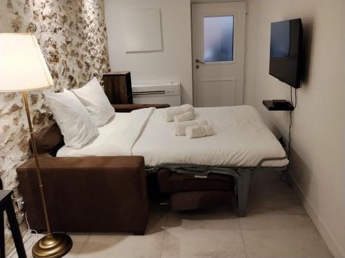 BRULEE - BRAND NEW - 2 room duplex WIFI, AC, central