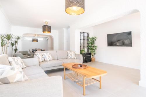 Relaxing Villa with Pool, Garden & Parking REMS