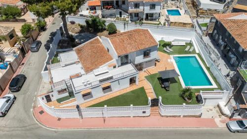 Relaxing Villa with Pool, Garden & Parking REMS