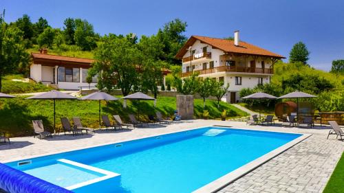a large swimming pool in front of a house at Pensiunea Patakparti 4 in Praid