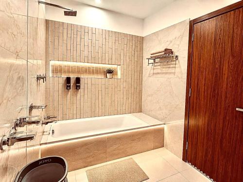 ein Badezimmer mit Badewanne und Waschbecken in der Unterkunft Hotel Royal Corner - 500 Meters Near Golden Temple in Amritsar