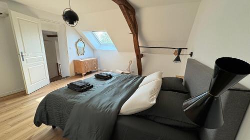 a bedroom with a bed and a couch in a room at Évasion champêtre in Ambillou