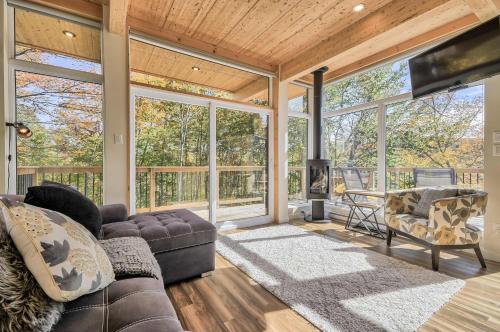 Zona d'estar a Modern Chalet with Mountain and Lake view by Reserver.ca
