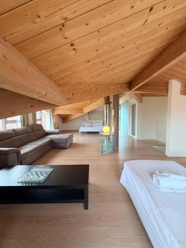 a large living room with a wooden ceiling at Villa Celeste -Flexrent Immobiliare Abissinia in Santa Maria di Scacciano