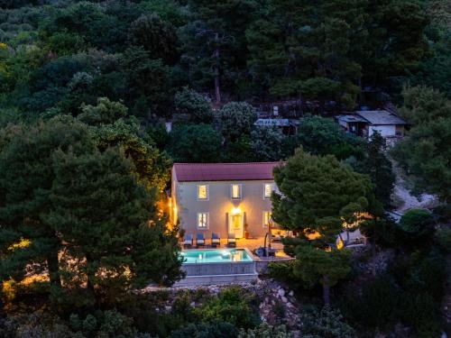 Holiday house Pantovčak, secluded stone house without other guests,with heated pool and unique view