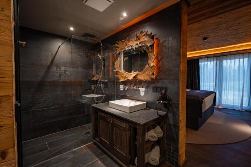 ein Badezimmer mit Waschbecken und Spiegel in der Unterkunft Timberjacks Bensheim Hotel in Bensheim