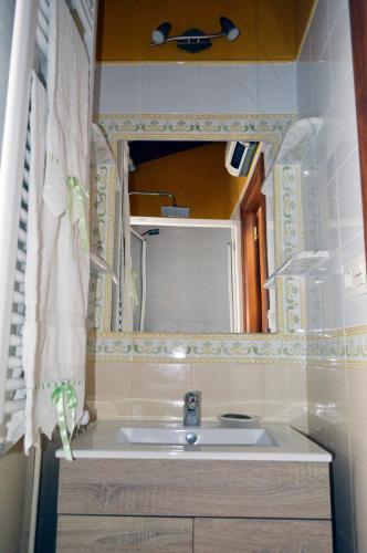 un bagno con lavandino e specchio di La Ermita a Loroñe