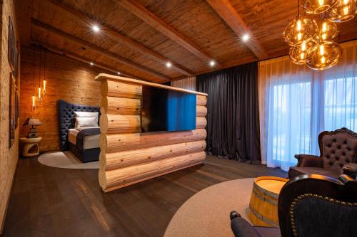ein Wohnzimmer mit einem Flachbildfernseher in einer Holzwand in der Unterkunft Timberjacks Bensheim Hotel in Bensheim
