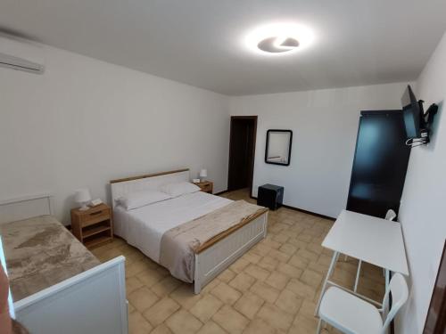 a bedroom with a bed and a chair in it at Casa di Brokka in Calvecchia