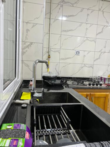 a kitchen sink with a faucet and a sink at Soleil, mer & douceur à Staoueli in Alger