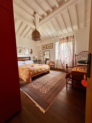 ein Schlafzimmer mit einem Bett, einem Tisch und einem Stuhl in der Unterkunft Tasso9 in Boccheggiano