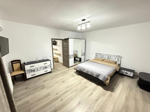 a bedroom with a bed and a large mirror at Silver Residence Caracal in Caracal