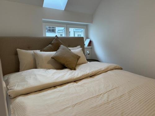 a bed with white sheets and pillows in a bedroom at Modern Apartment in Döbling in Vienna