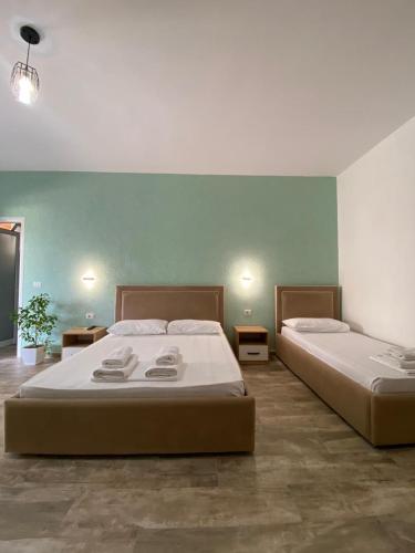 two beds in a room with two beds sidx sidx sidx sidx at Gray&Oli Studios in Vlorë