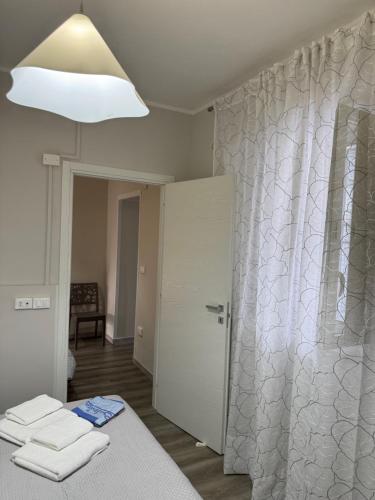 a room with a door and a white shower curtain at Casa C&S in Mascali