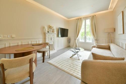 Lovely 1BR with Seine View Near Eiffel Tower