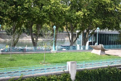 Lovely 1BR with Seine View Near Eiffel Tower