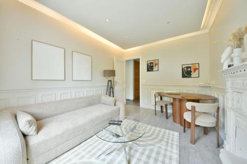 Lovely 1BR with Seine View Near Eiffel Tower