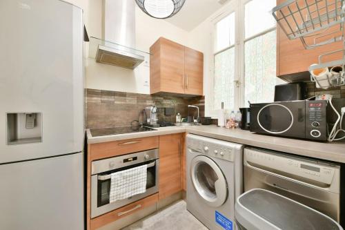 Lovely 1BR with Seine View Near Eiffel Tower