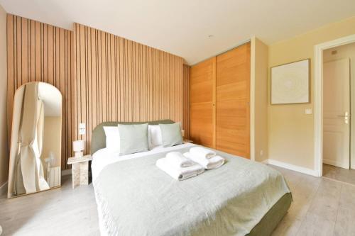 Lovely 1BR with Seine View Near Eiffel Tower
