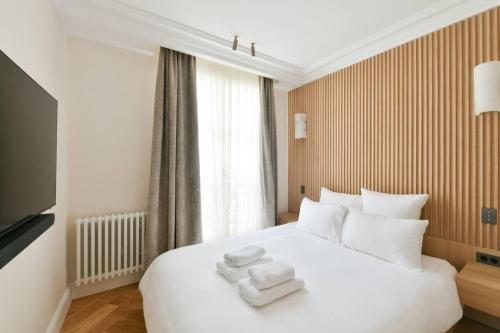 Luxury Modern 2BR AC Marais Metro Steps Away