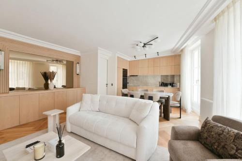 Luxury Modern 2BR AC Marais Metro Steps Away