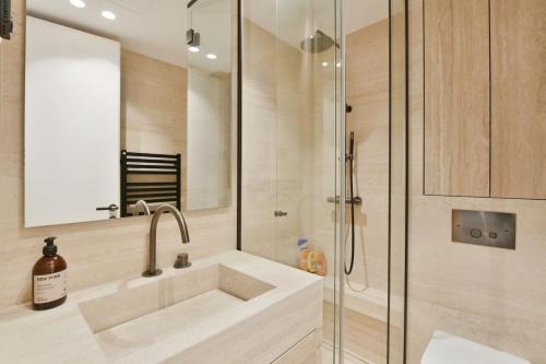 Luxury Modern 2BR AC Marais Metro Steps Away